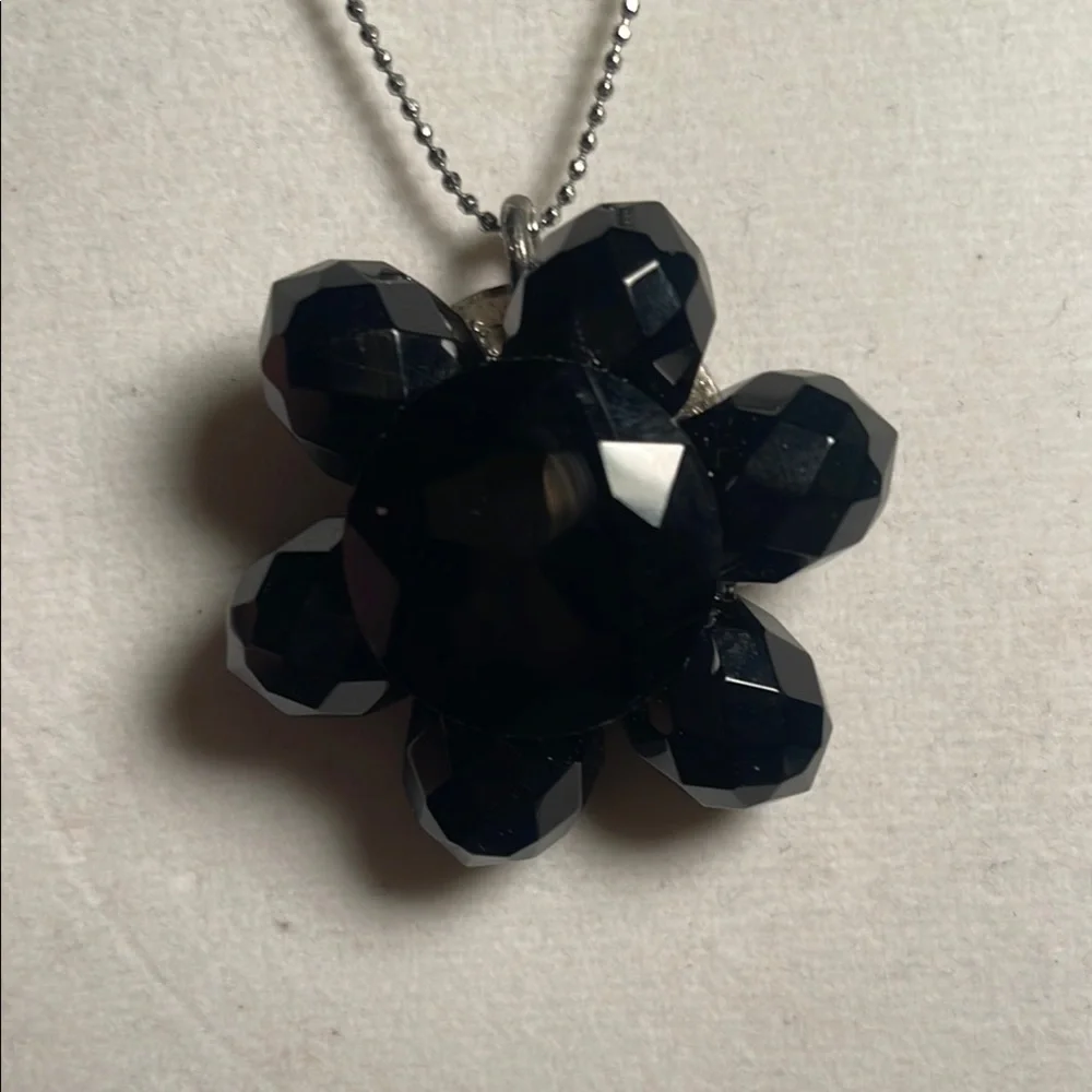 Elegant Black Flower Pendant Necklace
